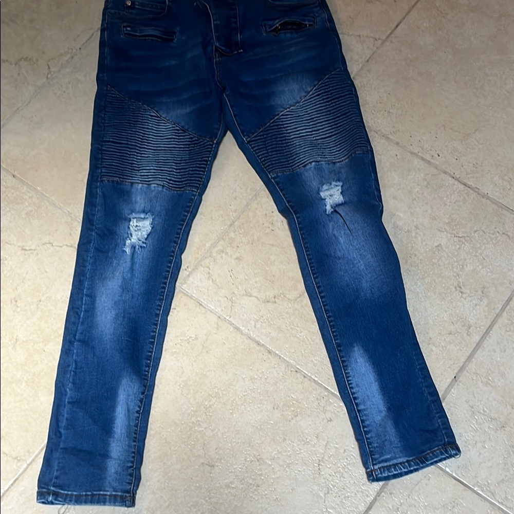 Blue Skinny Jeans with Distressed Details and Faded Look